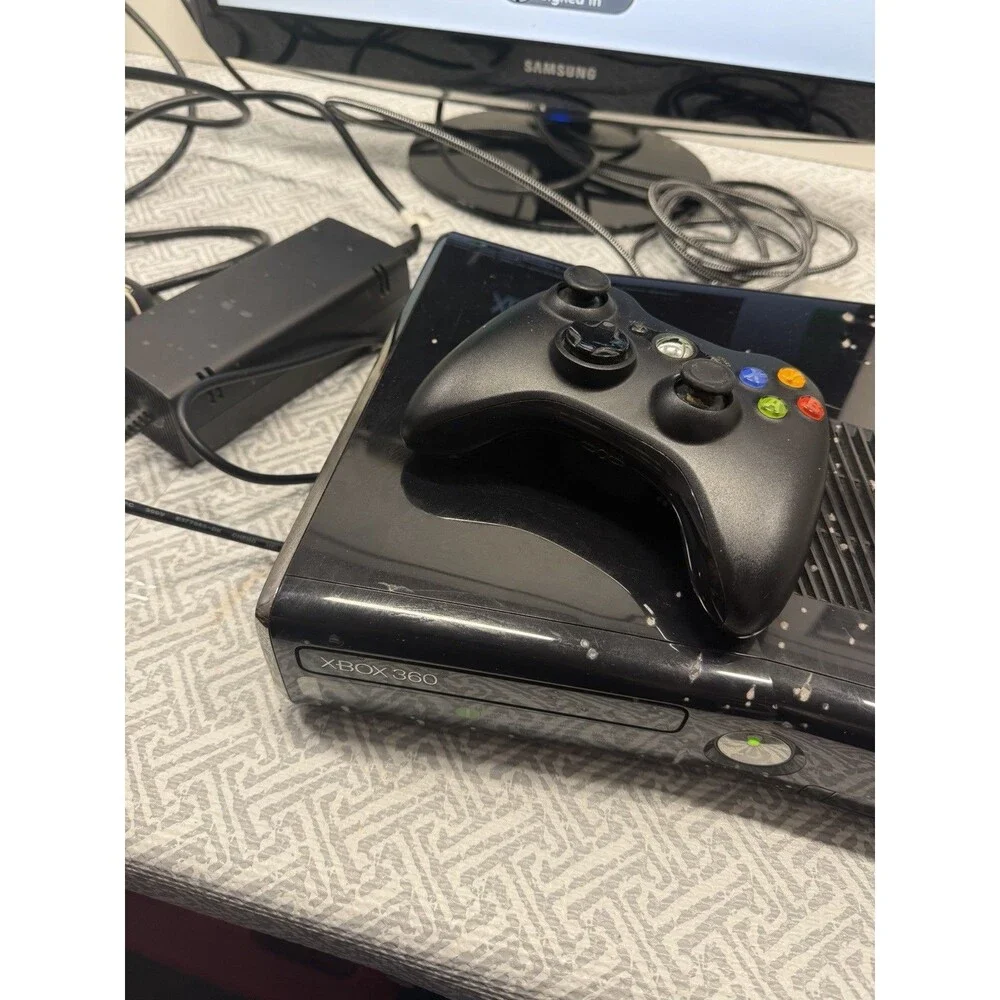 Microsoft Xbox 360 S Slim Console Model 1439 - 250GB Black - CIB (No HDMI)
